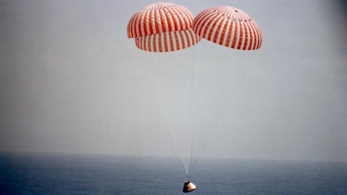 Космический корабль компании Маска Crew Dragon приводнился у США