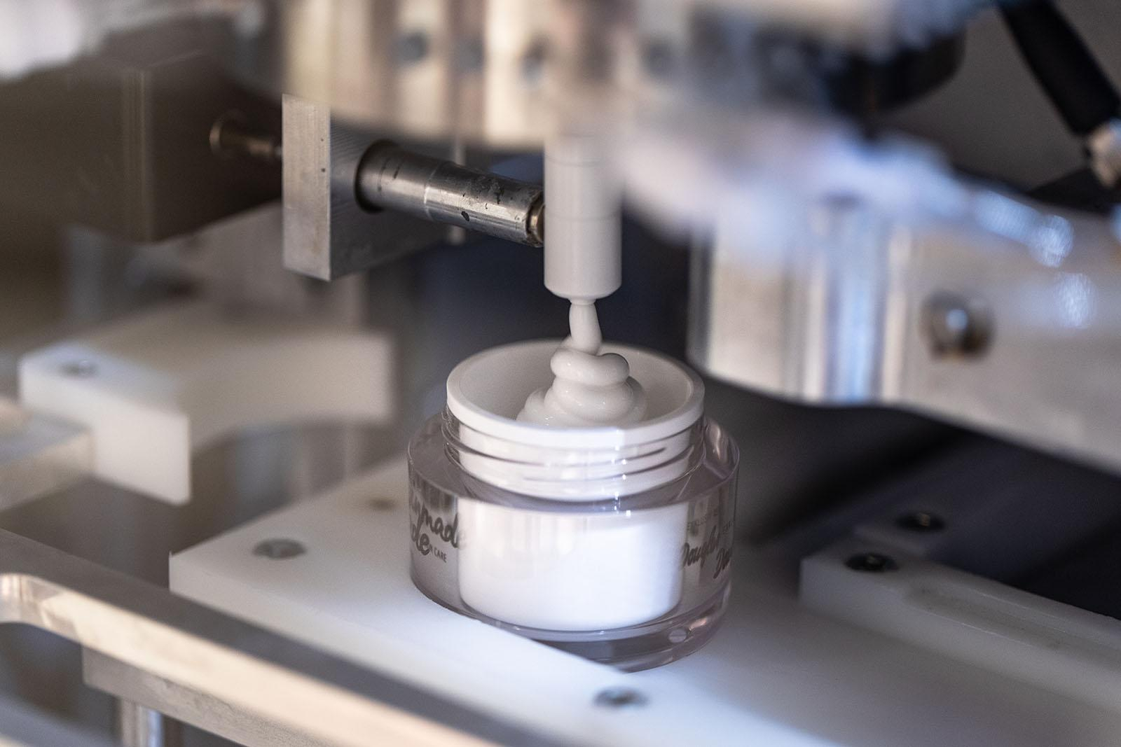 Автомат производит идеальный крем для лица: что о нем известно