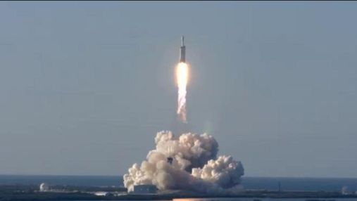 SpaceX успешно осуществила первый коммерческий запуск Falcon Heavy: фото, видео