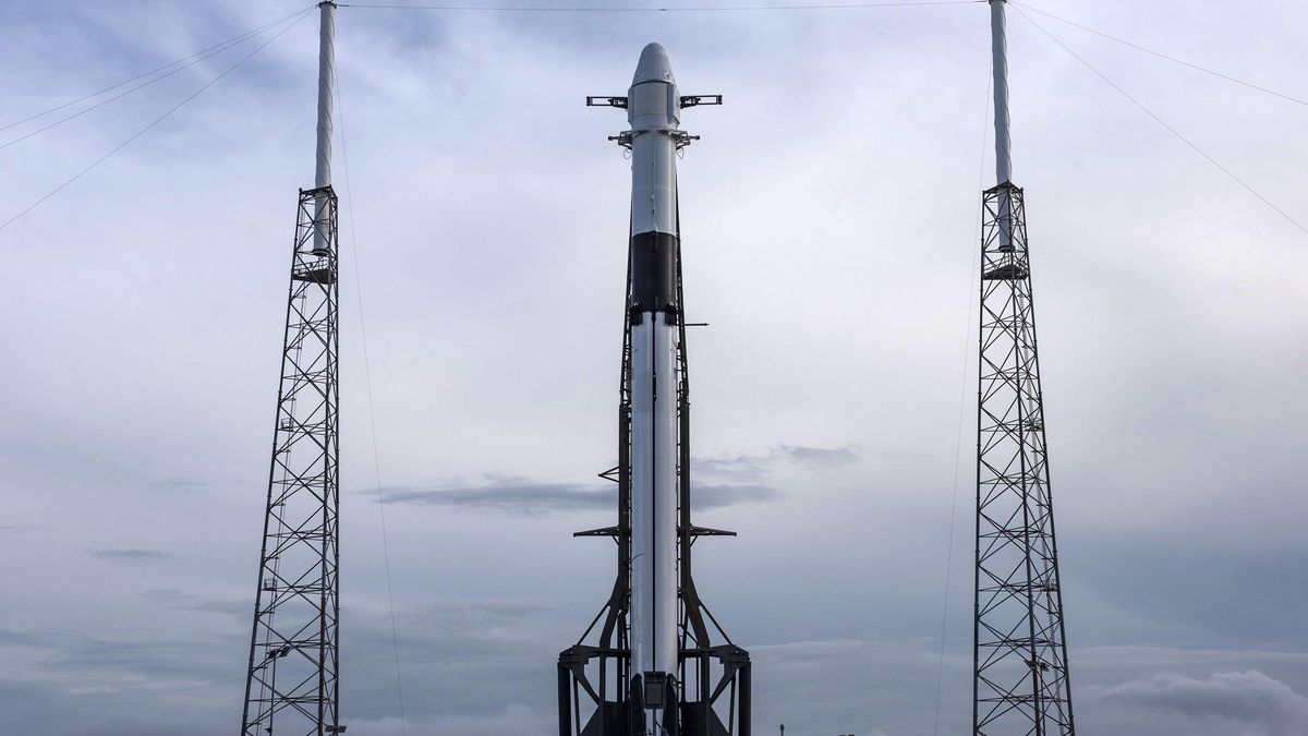 Запуск SpaceX Falcon 9 с кораблем Dragon к МКС перенесли: в чем причина