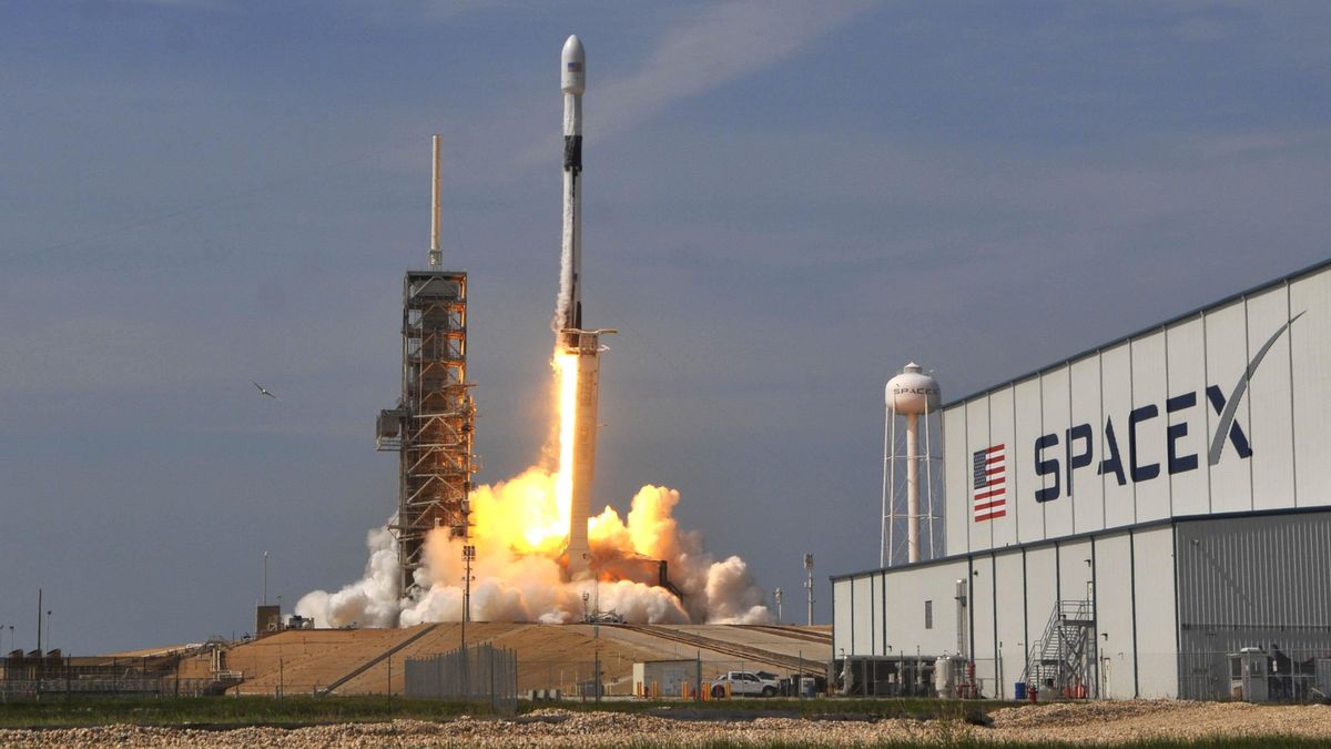 Що відомо про унікальні ракети SpaceX та майбутнє інтернет-супутників