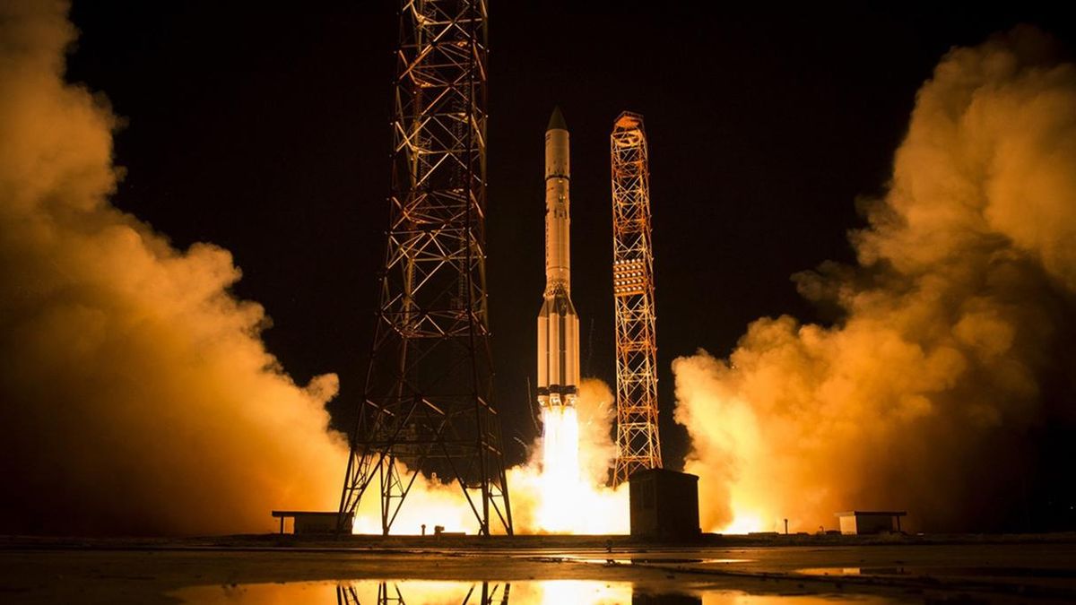 У російського супутника "Ямал-601" виникли проблеми: що про це відомо 