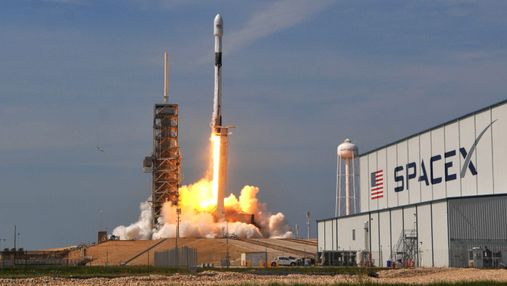 Из-за взрыва двигателя SpaceX NASA переносит полет на Международную космическую станцию