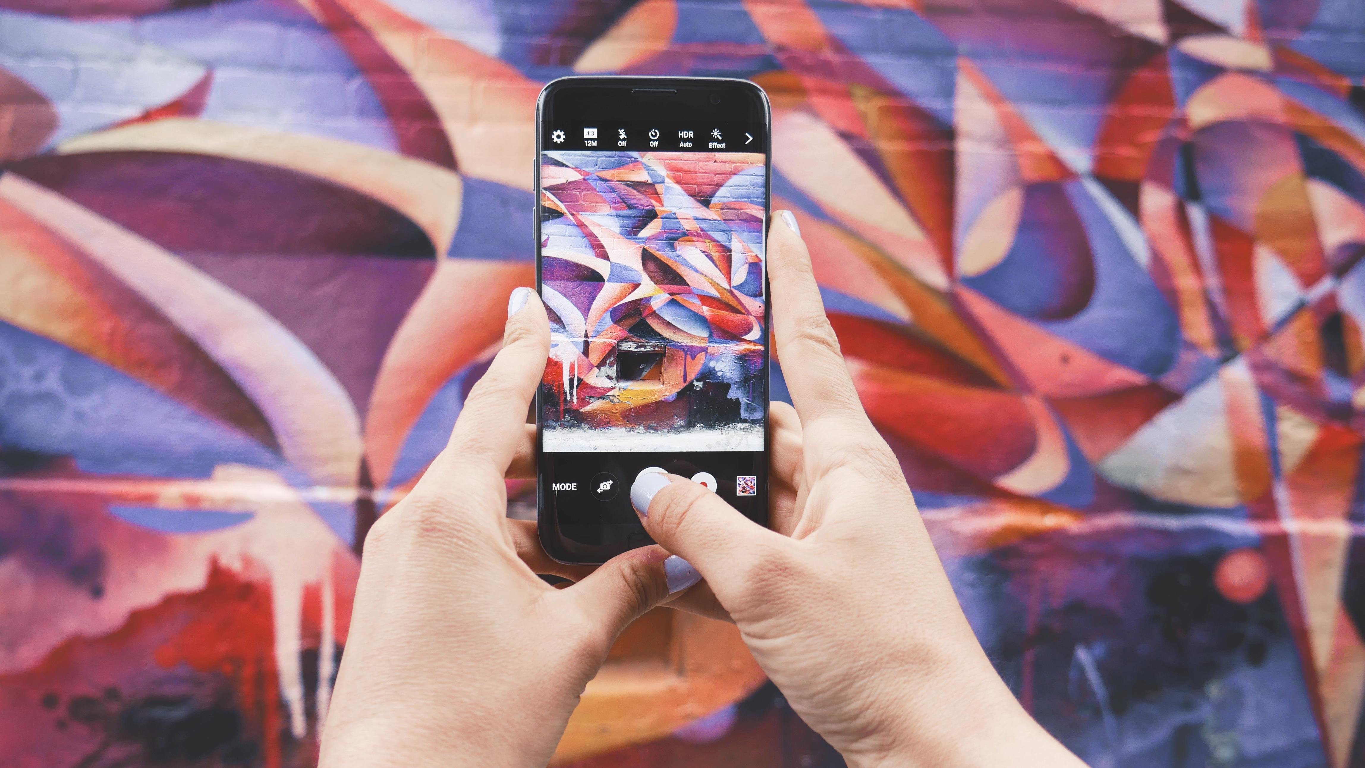 Выпустили новое приложение для "удаления" людей с фото