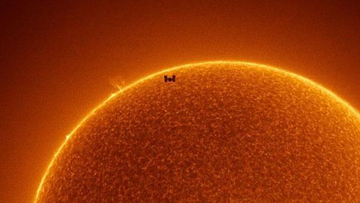 Фото дня: Міжнародна космічна станція  на фоні Сонця
