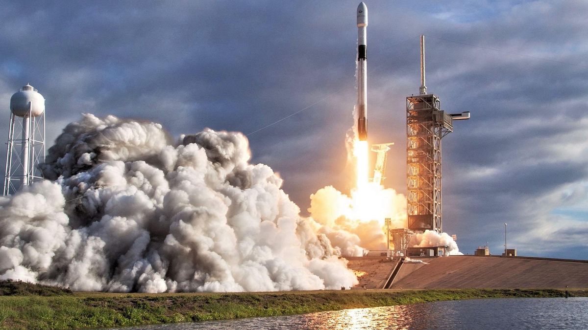 SpaceX ловко посадил обтекатель Falcon 9, который падал из космоса