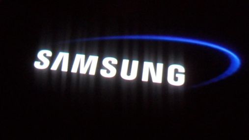 Samsung кепкувала з iPhone через відсутність отвору для навушників, але згодом видалила ролик 