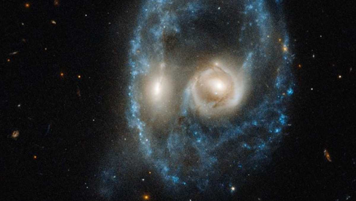 Hubble сфотографував систему галактик, що "вдивлялась у нього": моторошний знімок 