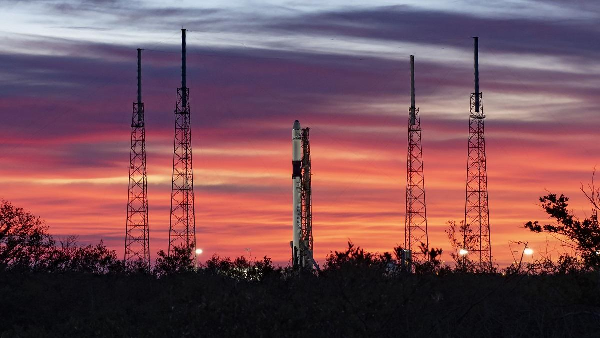 SpaceX вывела на орбиту "отель для роботов": впечатляющие фото запуска