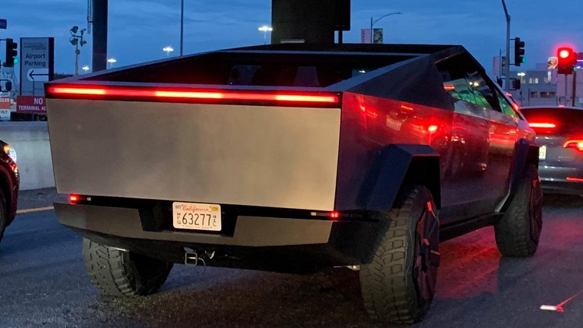 Илон Маск сбил дорожный ограничитель во время поездки на новом Cybertruck: видео инцидента