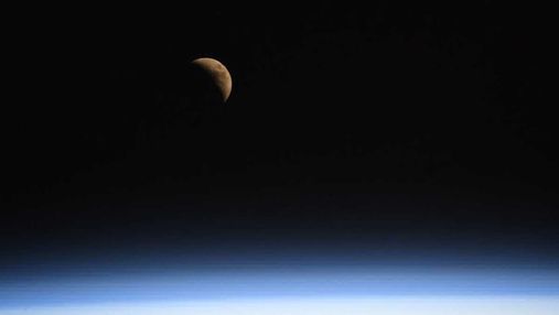 Фото дня: изображение Луны с борта МКС