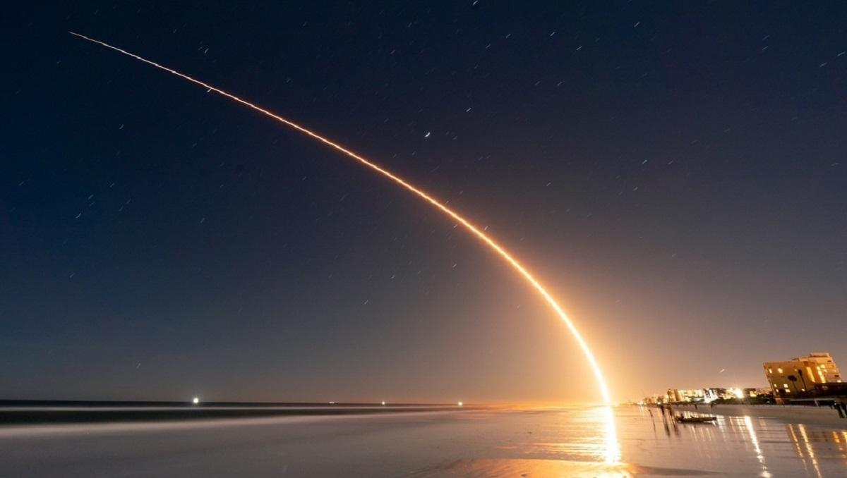 Первый запуск в новом десятилетии: SpaceX отправила в космос партию спутников для интернета