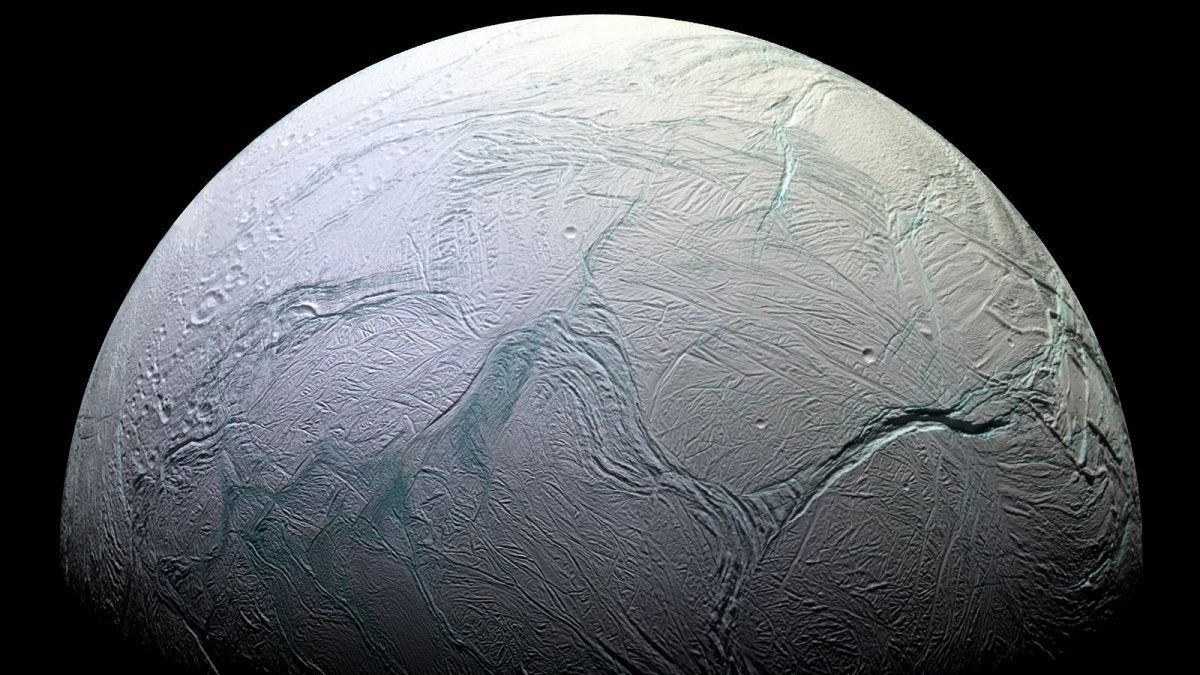 Исследователь NASA предлагает искать жизнь на спутнике Сатурна