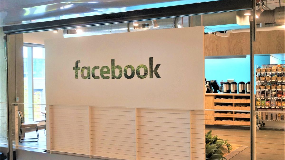 Facebook  поступово переходить на віддалену роботу: переваги для компанії