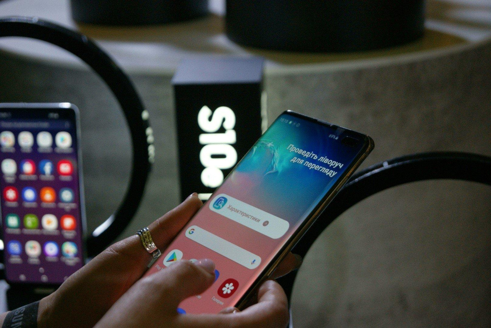 И ты, Брут: Samsung тоже будет продавать смартфоны без зарядки