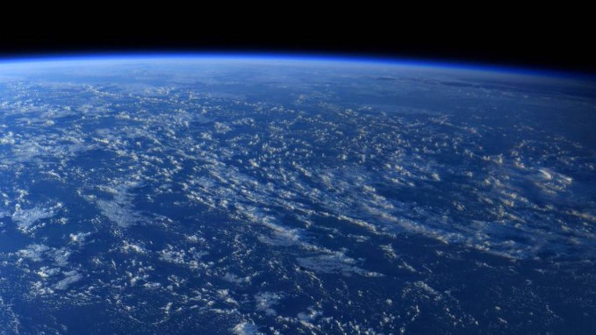 Фото дня: как выглядит Земля через иллюминатор МКС