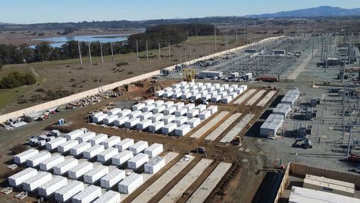 Найбільше акумуляторне сховище Tesla зняли з висоти пташиного польоту: відео Найбільше акумуляторне сховище Tesla зняли з висоти пташиного польоту: відео