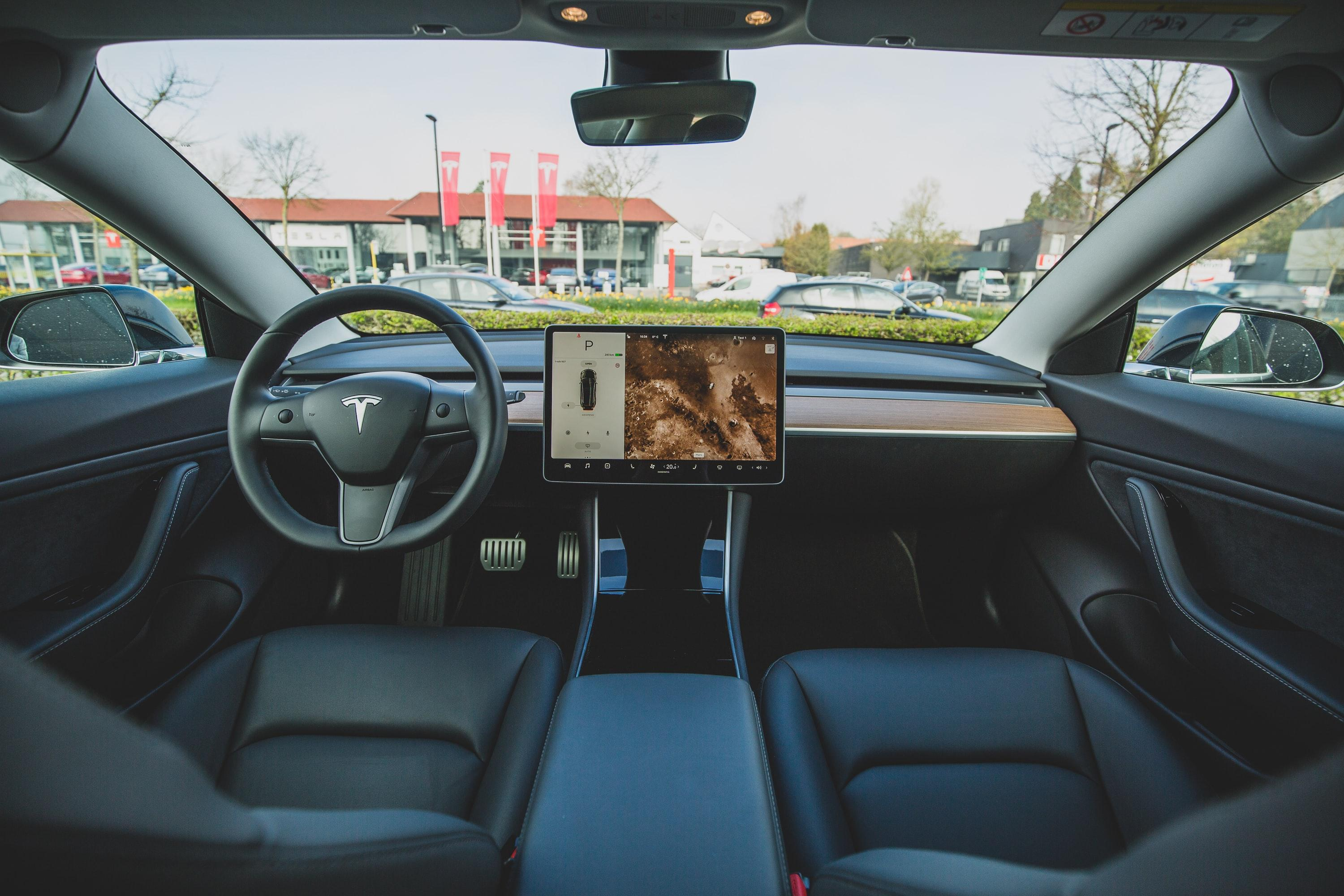 В Tesla Model S и Model X появится камера, направленная на водителя