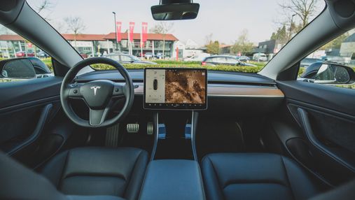 В новых версиях Tesla Model S и Model X появится камера, направленная на водителя
