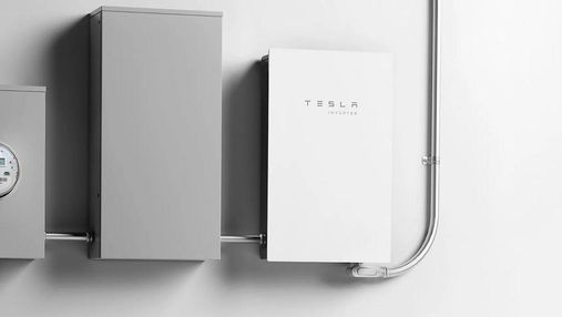 Tesla представила инвертор солнечной энергии для домашних хозяйств