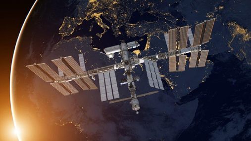 Астронавты на МКС вышли в открытый космос для подготовки к замене солнечных батарей Астронавты на МКС вышли в открытый космос для подготовки к замене солнечных батарей