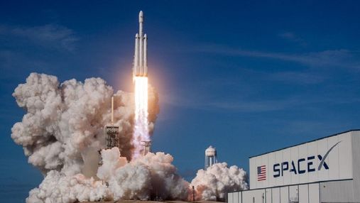 SpaceX отправит на Луну аппарат для поиска воды