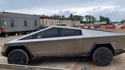 Прототип пікапа Cybertruck помітили на будівельному майданчику Tesla в Техасі Прототип пікапа Cybertruck помітили на будівельному майданчику Tesla в Техасі