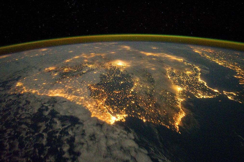Чому атмосфера Землі не випаровується в космос Чому атмосфера Землі не випаровується в космос