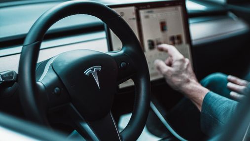 Вантажівка зі світлофорами "поламала" мозок бортовому комп'ютеру Tesla
