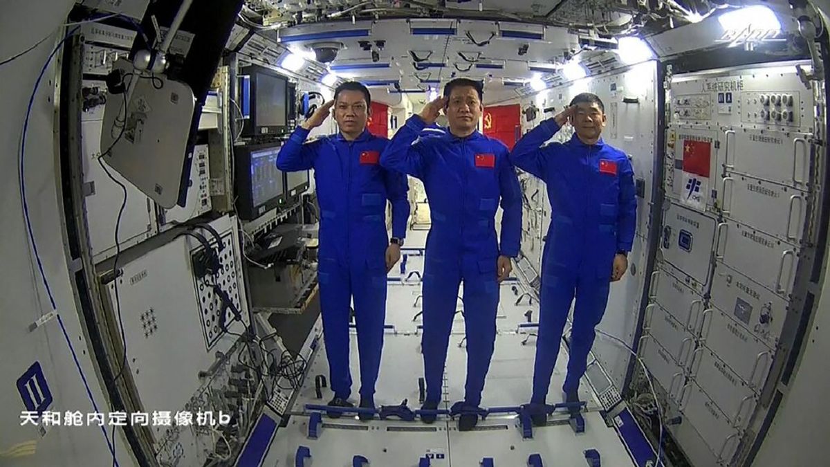 Китай: китайские космонавты вышли в открытый космос