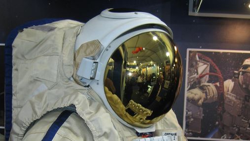 Маск бы посмеялся: российские космонавты на МКС могут остаться без скафандров