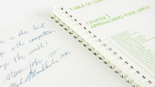 З підписом Стіва Джобса: рідкісний посібник до Apple II продали на аукціоні за шалену суму