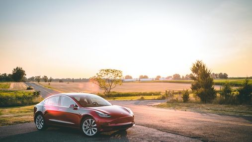 Tesla Model 3 на автопілоті врізалась у патрульне авто