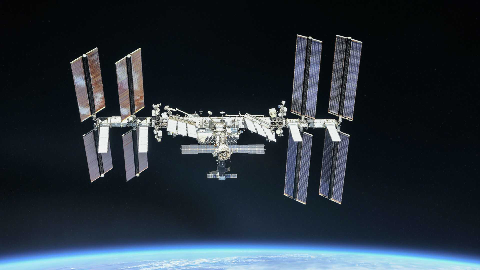 МКС подготовили к замене солнечных панелей: астронавты почти 7 часов работали в открытом космосе