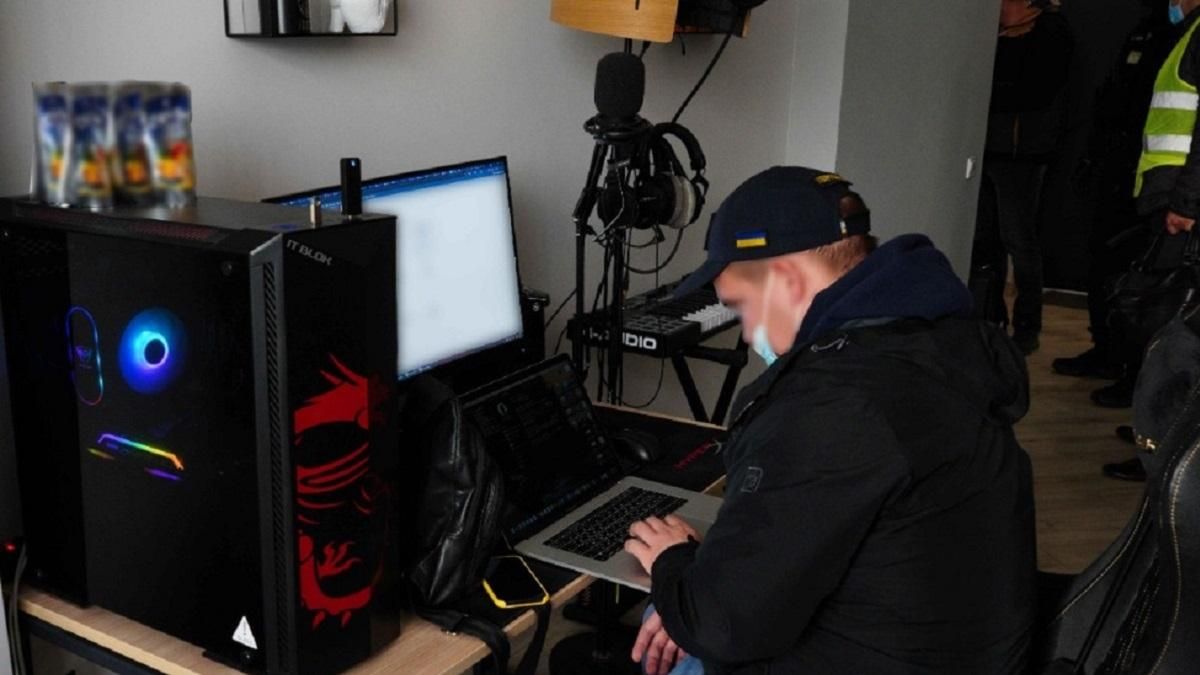 Кіберполіція викрила українського хакера, відповідального за атаки понад 100 іноземних компаній - Новини технологій - Техно