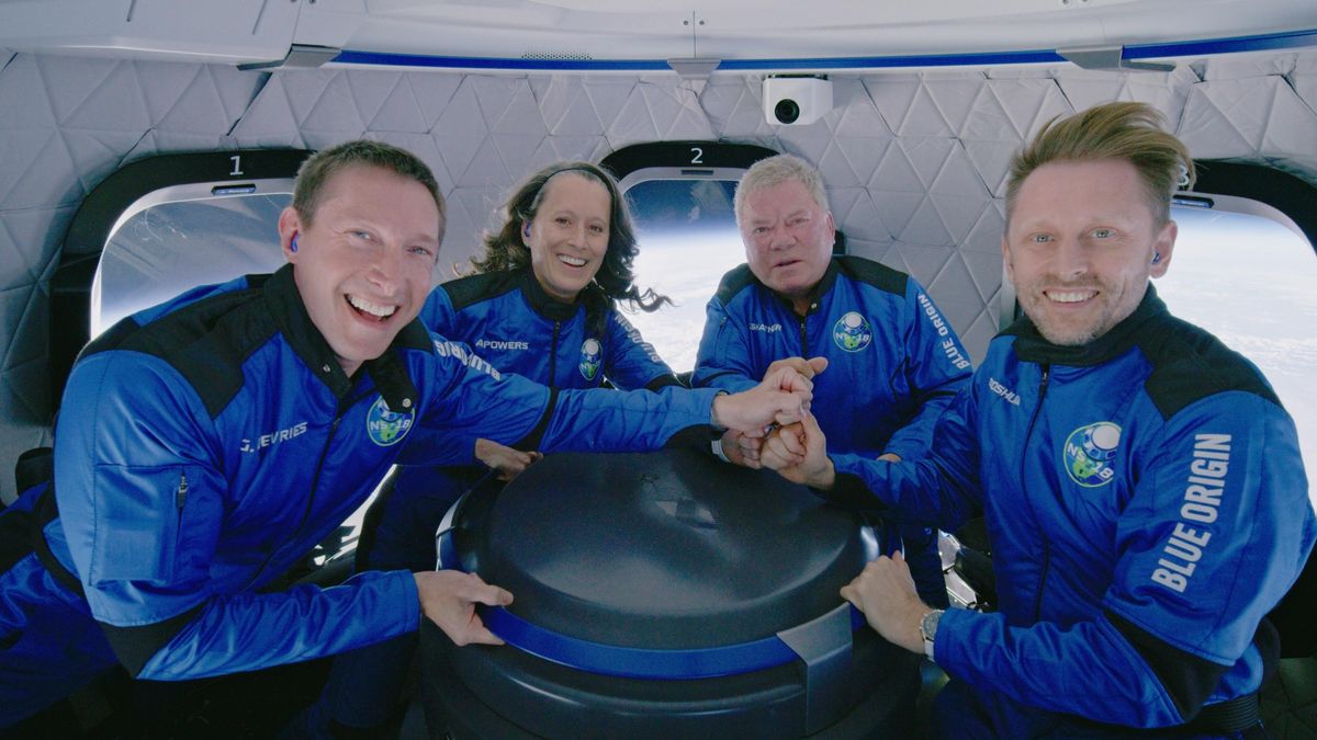 Капитан Кирк в космосе: Blue Origin Джеффа Безоса осуществила вторую туристическую миссию Капитан Кирк в космосе: Blue Origin Джеффа Безоса осуществила вторую туристическую миссию