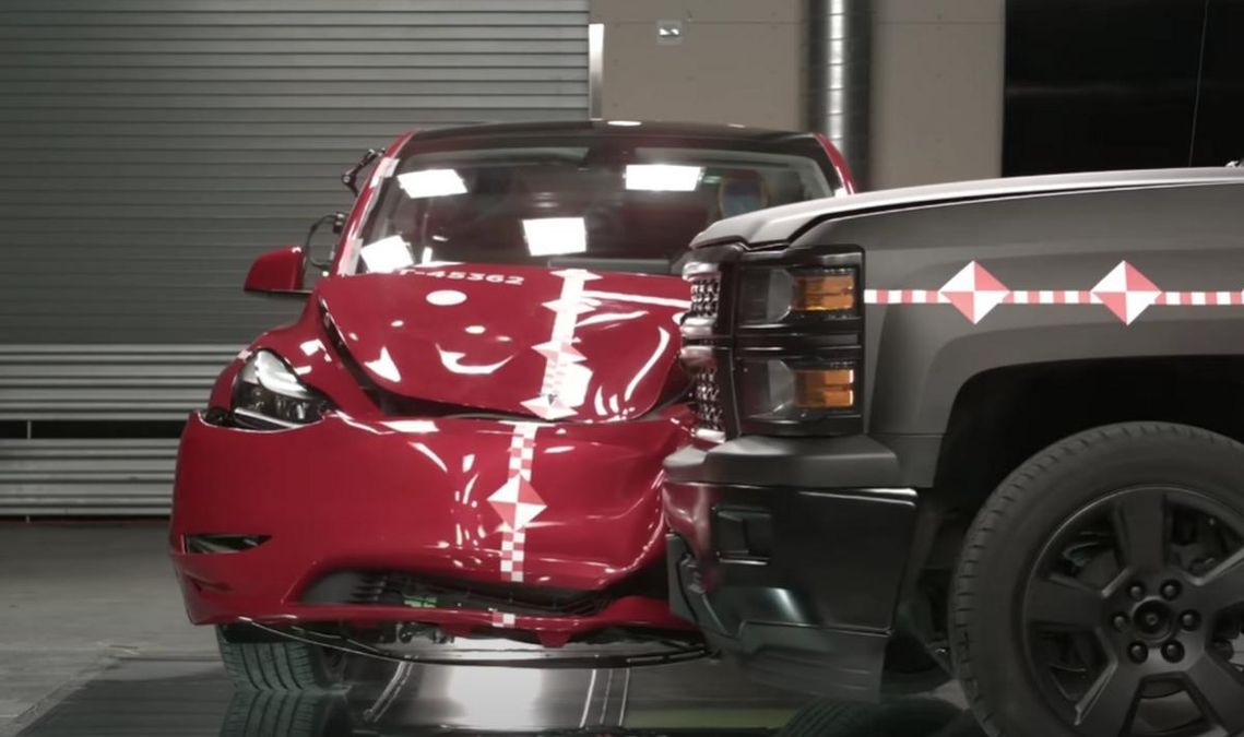 Посмотрите как пикап крушит Tesla Model Y во время краш-теста автомобиля Посмотрите как пикап крушит Tesla Model Y во время краш-теста автомобиля