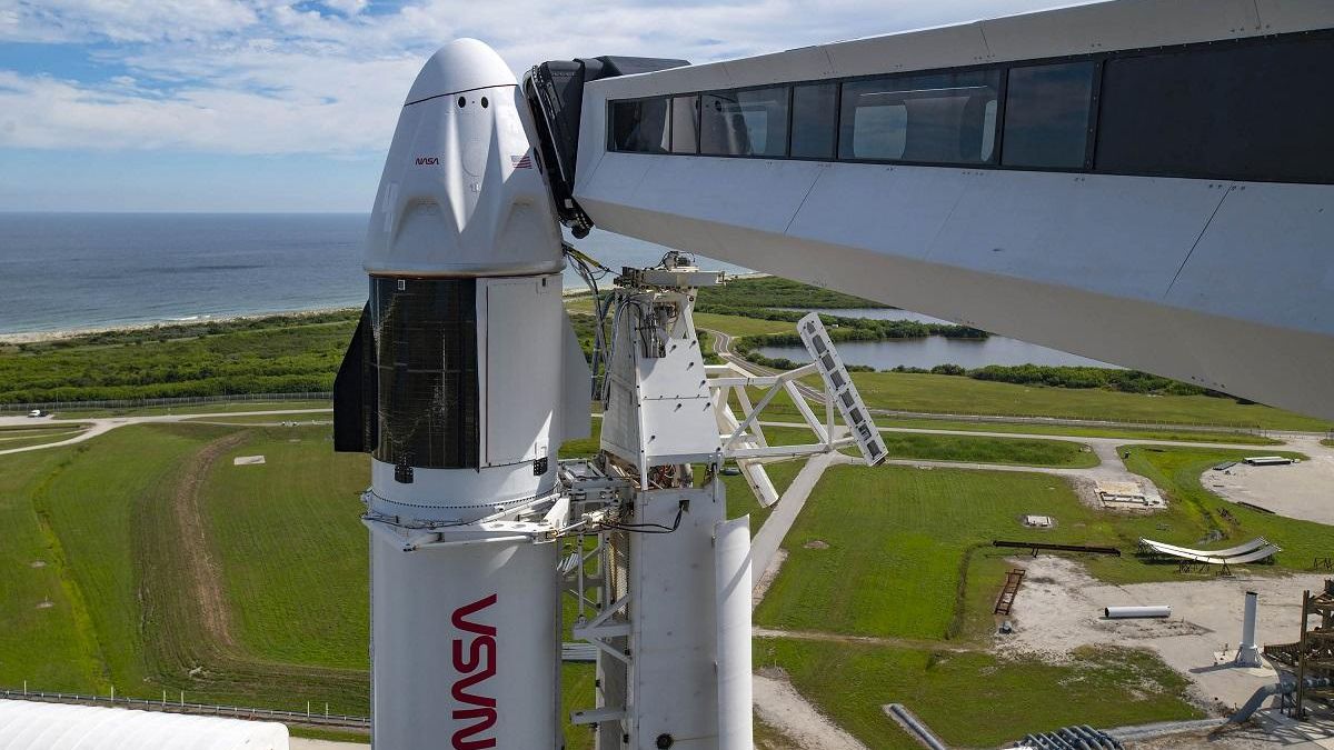 NASA уже в третий раз перенесла пилотируемую миссию SpaceX на МКС: в чем дело NASA уже в третий раз перенесла пилотируемую миссию SpaceX на МКС: в чем дело