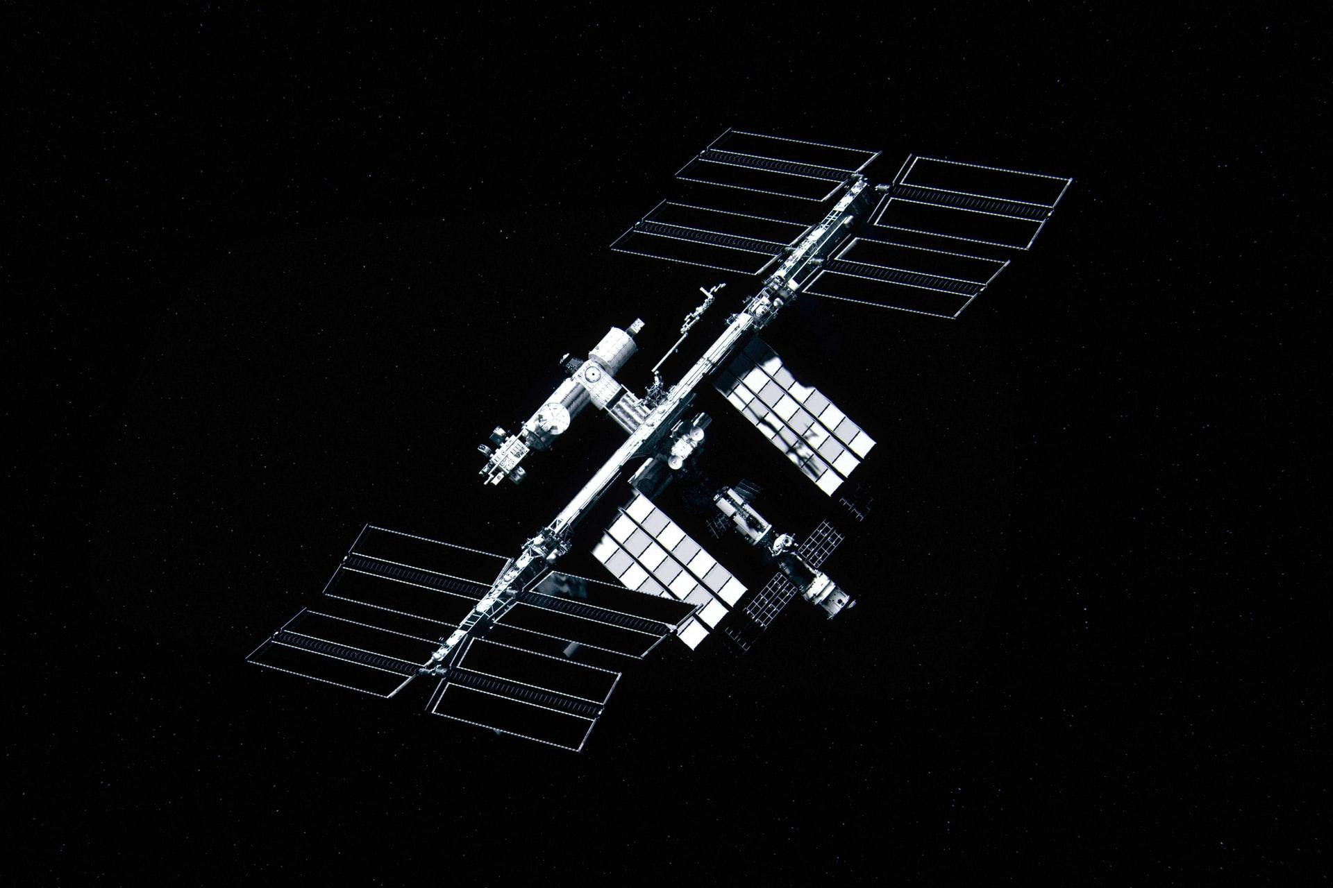 Международная космическая станция чуть не столкнулась с обломками спутника