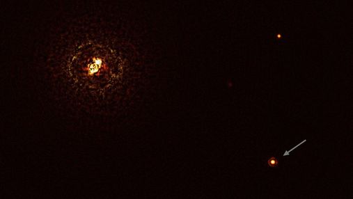 Біля наймасивнішої подвійної зірки розгледіли екзопланету, якої там бути не повинно