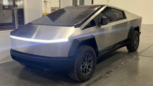 Новий прототип Tesla Cybertruck показали на відео: що змінилося Новий прототип Tesla Cybertruck показали на відео: що змінилося