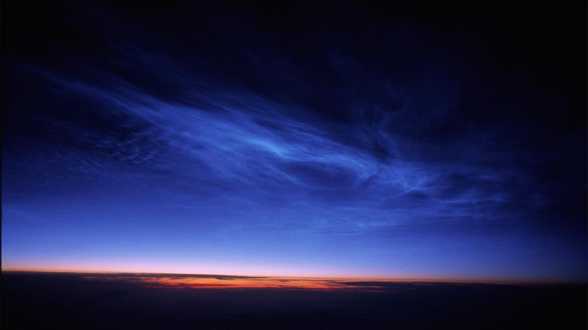 "Наверное, боги сошли с ума": над Аргентиной зафиксировали редкие серебристые облака