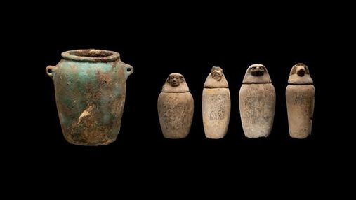 Археологи в Египте обнаружили тайник со средствами для бальзамирования