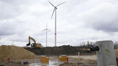 Комусь лихо, а комусь – благо: ураганні вітри збільшили видобуток енергії у Польщі