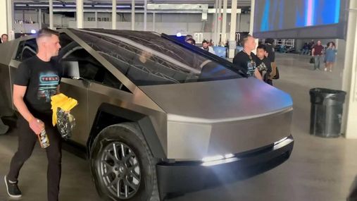 Цікава особливість: Tesla продемонструвала незвичну фішку оновленого Cybertruck Цікава особливість: Tesla продемонструвала незвичну фішку оновленого Cybertruck