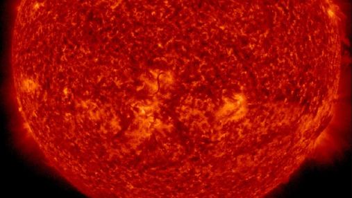 "Мертва" пляма на Сонці запустила кулю плазми у напрямку Землі: як це вплине на нашу планету
