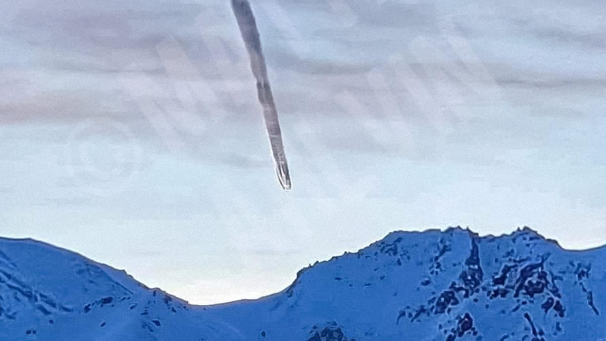 У небі Аляски помітили дивний стовп диму: очевидці зафіксували явище і не вірять поясненню влади - Техно