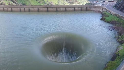 В Калифорнии появилась дыра в воде – это не оптическая иллюзия и не природное явление