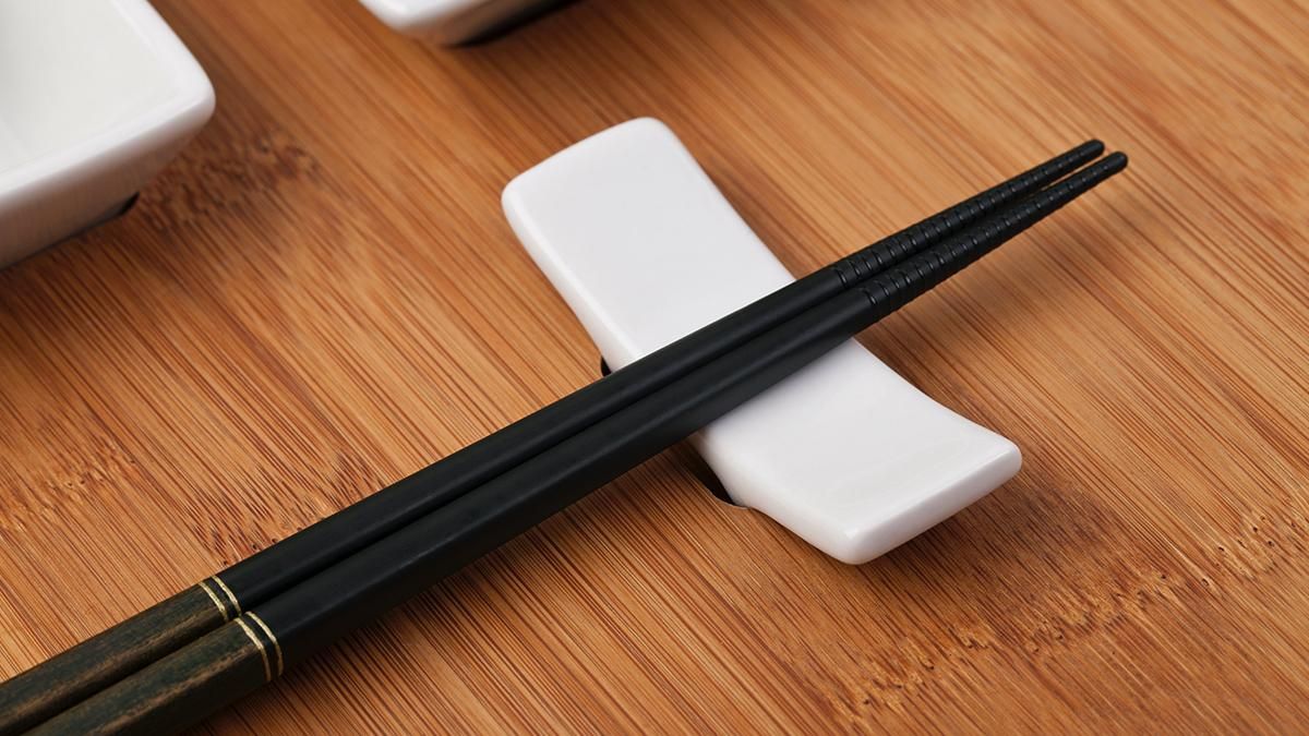 В Японії створили електронні палички для їжі, які без жодних добавок роблять їжу більш солоною - Техно