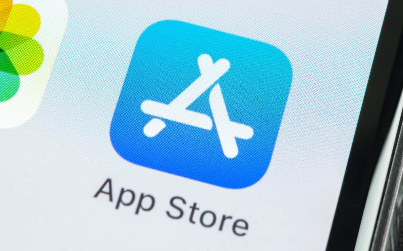 Apple видалила з App Store копію програми російського мобільного банку ВТБ
